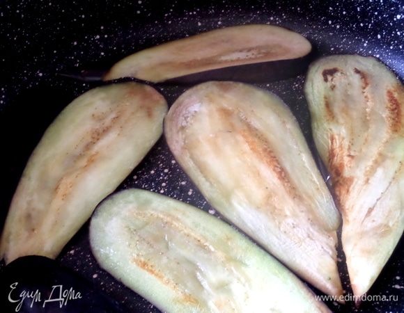 Обжарить с двух сторон в небольшом количестве масла. Можно смазать кисточкой. Посыпать травами и посолить, поперчить.