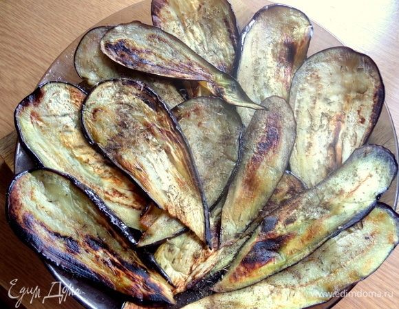 Перенести на широкое блюдо. С нарезкой я немного перестаралась — слишком тонко, но ничего, справилась.