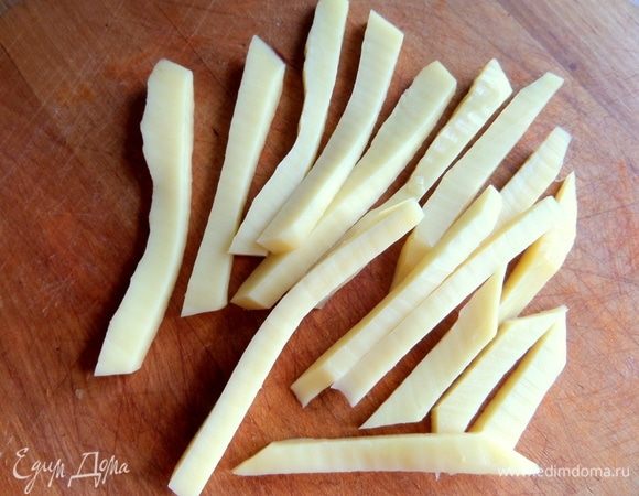 Сыр нарезать брусочками.