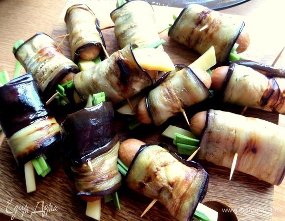 Свернуть рулетики, закрепить зубочистками. Заготовки готовы.