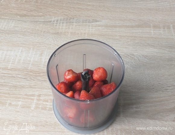 Измельчим в блендере ягоды. Добавим йогурт и сахар.