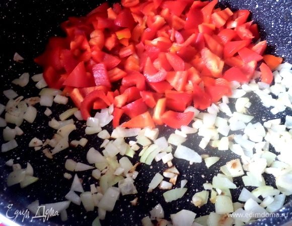 Для овощной подливы нарезать и обжарить паприку и лук с чесноком.