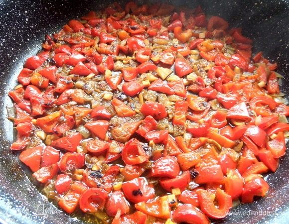 Когда обжарятся, влить воду и тушить.