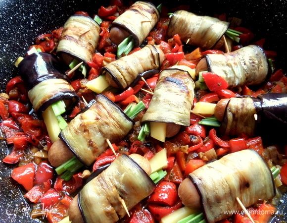 Сверху поместить рулетики.