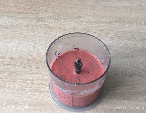 Перед подачей смешать ягодное пюре с овсяными хлопьями. Подавать смузи можно как в круглой тарелке, так и в стакане. Для красоты и настроения украсим ягодами и овсяными хлопьями! Угощайтесь;)