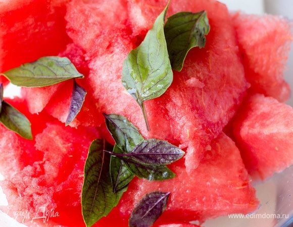 В глубокую миску выложить арбузную мякоть, листики базилика и сок лайма.