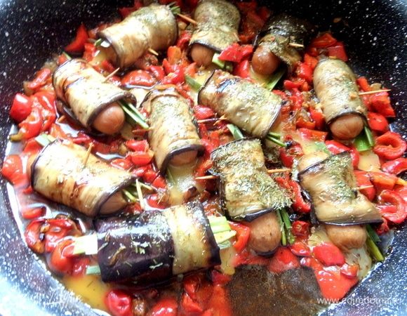 В оригинале на этом этапе надо запечь, но я потушила под крышкой, подлив воды.