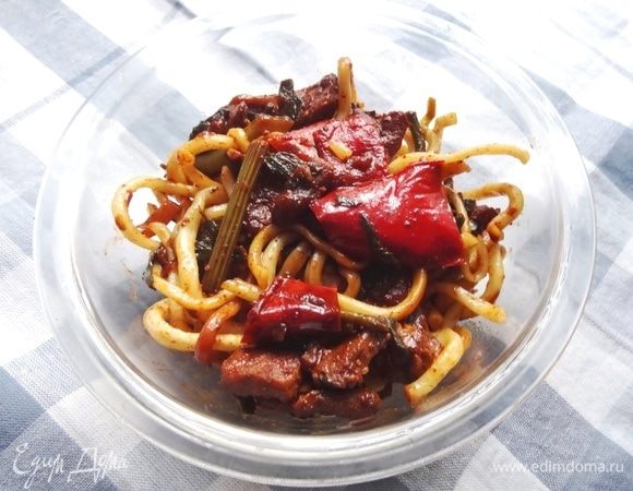 Или можно добавить лапшу в казан, перемешать и подержать на огне еще немного, чтобы лапша напиталась ароматами ваджи и подавать (лучше с китайскими палочками).