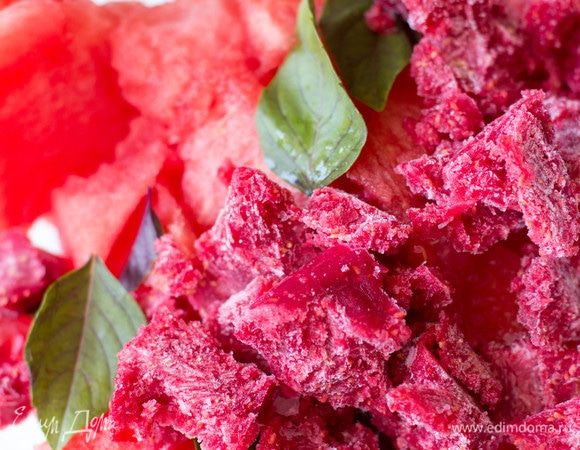 Добавить малину и сахар. Можно также использовать замороженные ягоды или уже перетертую замороженную малину с сахаром (как на фото).