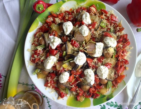 Переносим готовое блюдо на тарелку. Я еще посыпала немного сыром.