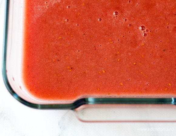 Пюрировать все блендером. Вылить в большую плоскую форму и отправить в морозилку на 4–5 часов. Каждые полчаса-час нужно доставать форму и перемешивать содержимое.