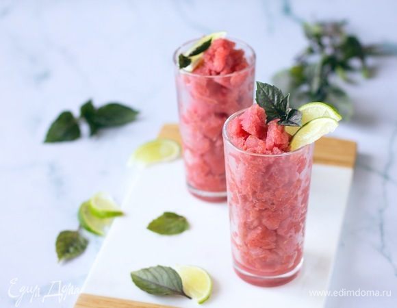 За 15 минут до подачи десерт следует достать из холода. Вилкой наложить в охлажденные высокие стаканы. Подавать с листиками базилика. Приятного аппетита!