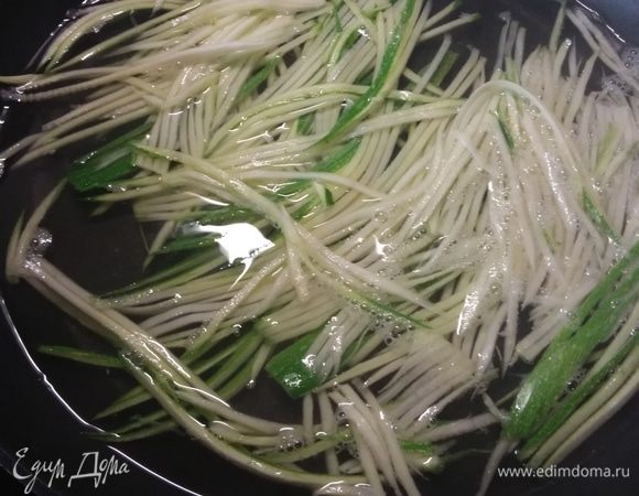 Затем бланшировать цукини в слегка подсоленной кипящей воде 1 минуту, откинуть на дуршлаг и обдать ледяной водой. Дать стечь жидкости или же выложить на бумажное полотенце.