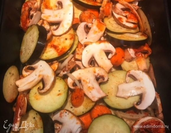 Нарезать баклажаны, грибы, лук, морковь. Посолить и поперчить. Добавить масло.