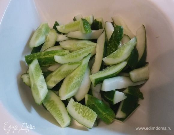 Огурцы нарезать брусочками.
