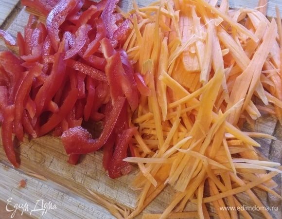 Морковь и перец — соломкой.