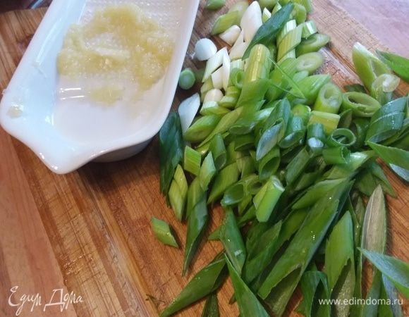 Лук нарезать перьями, чеснок натереть на терке или размять в кашицу.