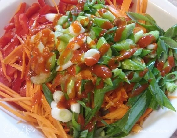 Сложить овощи в салатник, добавить уксус, сахар (у меня сироп агавы), соль и соус. Я добавила еще оба вида масла. Еще раз хочу обратить ваше внимание, что все эти специи я добавляла по вкусу. В ингредиентах я дала их количество из оригинального рецепта.