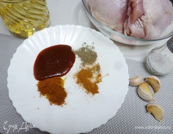 Подготовить все ингредиенты. Смешать указанные для маринада ингредиенты. Вместо салчи я часто беру грузинский острый соус.