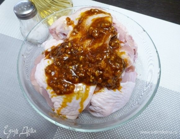Куриные бедра я разрезала на две части. Замариновать в приготовленном маринаде кусочки курицы на ночь. Вместо бедер можно взять целую курицу и нарезать ее на порционные кусочки.