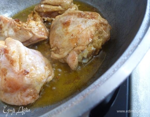 Разогреть сковороду и обжарить кусочки курицы до золотистости. Выложить их на тарелку.