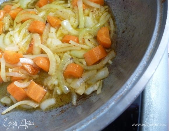 В этой же сковороде обжарить лук и морковь, нарезанные на крупные кусочки. Минут через 5 положить сладкий перец.