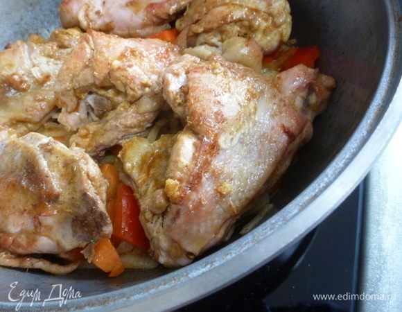 Вернуть в сковороду обжаренные куриные кусочки.