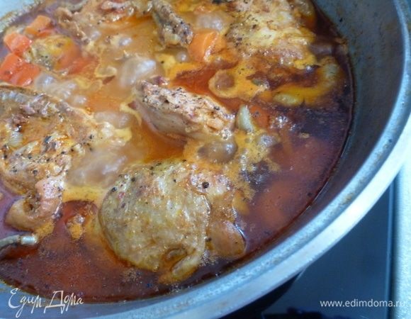 Довести до кипения, убавить огонь и тушить час-полтора до мягкости.