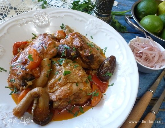 При подаче на стол хурмалы тавук посыпать мелко нарубленной петрушкой. Приятного аппетита!