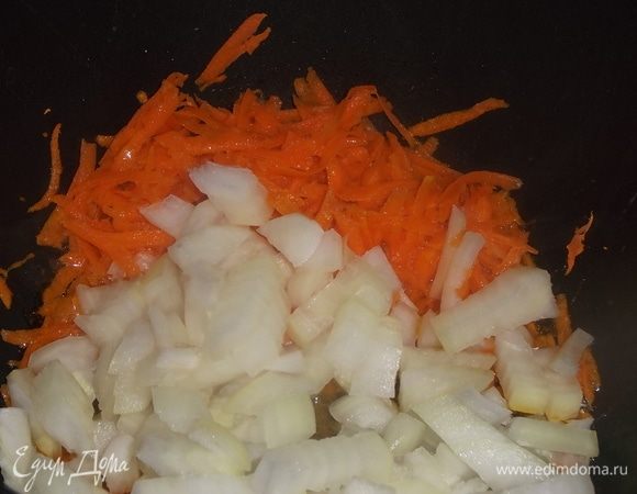На масле припустить натертую морковь, добавить нарезанный лук. Обжарить.