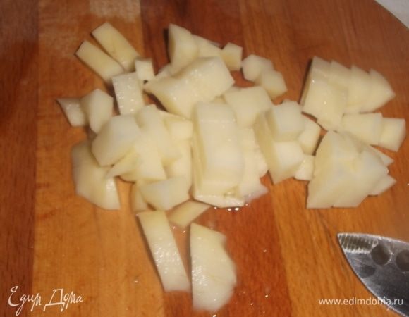 Нарезанный картофель отправить в кастрюлю с горохом.