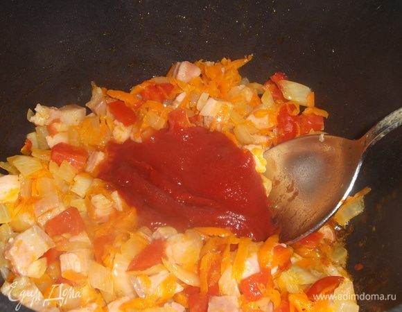 Добавить томатную пасту, обжаривать в течение 5 минут.