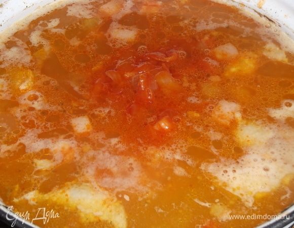Готовую заправку выложить в суп. Варить в течение 10 минут.