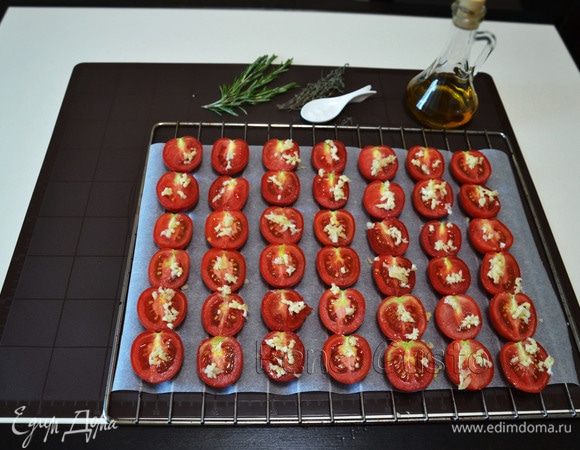 Выкладываем на каждую половинку пропущенный через пресс чеснок. Солим, посыпаем сверху измельченным розмарином и тимьяном. Слегка сбрызгиваем растительным маслом.