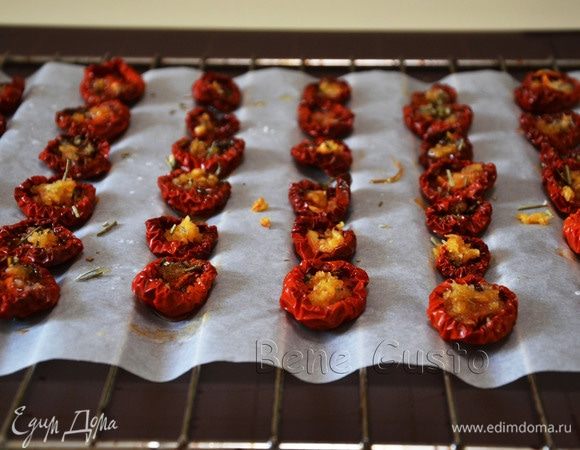 Отправляем в духовку и вялим томаты при температуре 60–80°C около 8–12 часов. Время сушки зависит от размера и мясистости плодов.