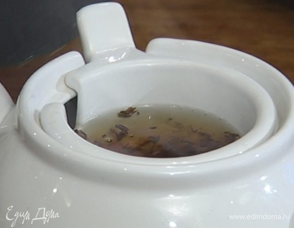 Листовой чай залить 100 мл кипятка и дать постоять.