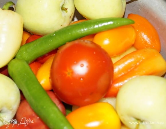 У меня яблоки сорта «Белый налив», подойдут любые зеленые яблоки. Для начала все продукты промоем, вычистим сердцевину у яблок, болгарского перца, семена (кроме жгучего перца, у него мы отрезаем только плодоножку).