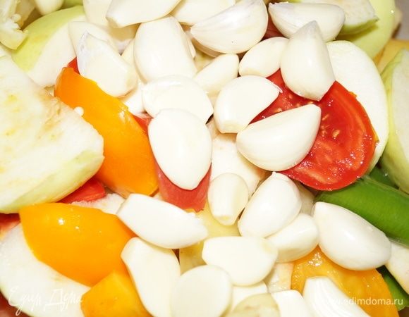 Овощи и яблоки нарезаем на дольки и складываем к кастрюле для варки. У меня получилось примерно 5 литров. Кастрюля алюминиевая, можно брать из нержавейки.