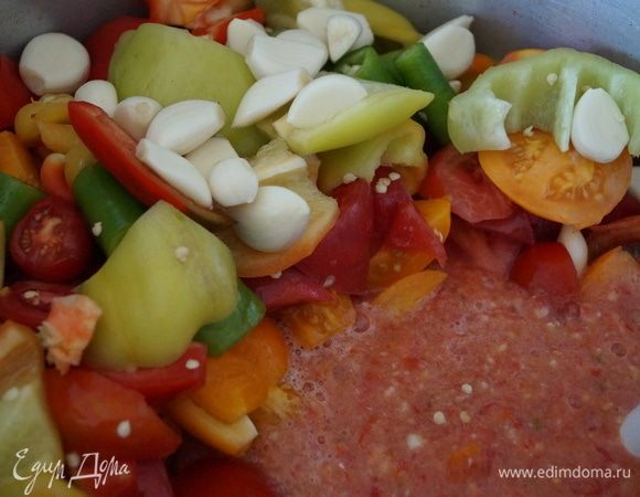 Все измельчаем погружным блендером постепенно, начиная с помидоров, так легче все остальное прокрутить будет.