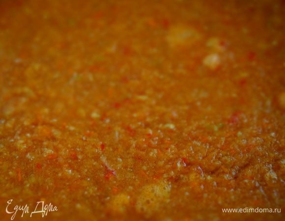 Ставим на огонь и после закипания варим 15 минут, помешивая, на очень медленном огне. За 5 минут до разлива добавим уксус.