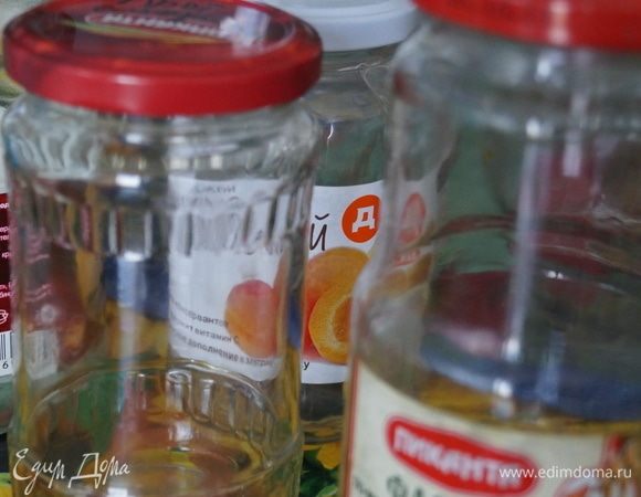 Банки готовим заранее, чтобы они были сухими, чистыми, как и крышки.