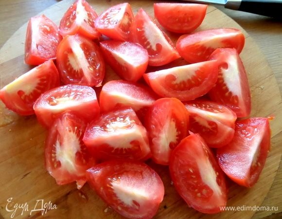 Помидоры нарезать крупными дольками.