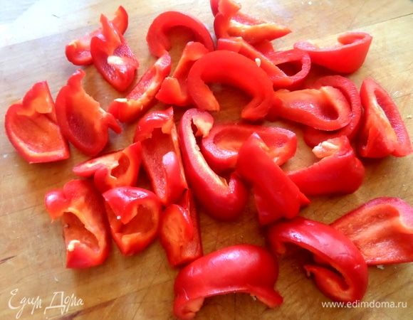 Паприку тоже. У меня мини-перчики с тонкой стенкой. В оригинале перцы нужно перемолоть с чесноком и зеленью.