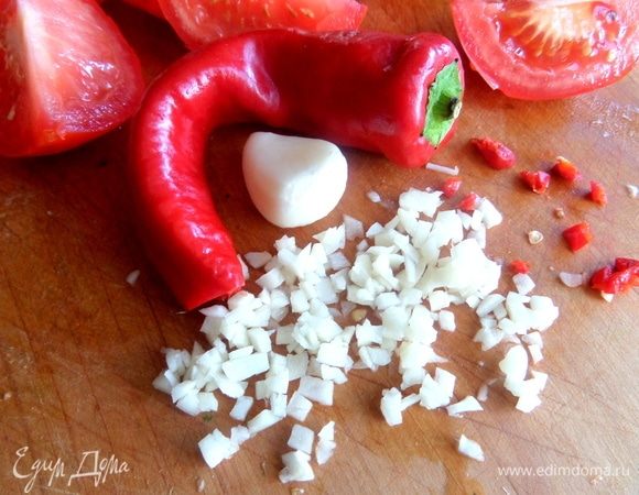 Чеснок и перец чили измельчить.