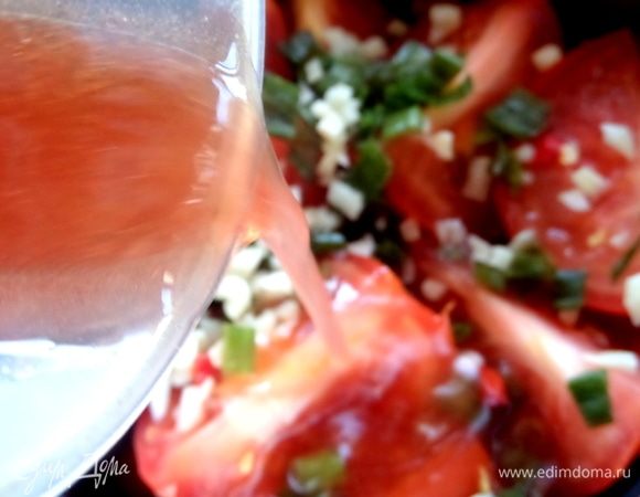 Полить сверху все овощные слои. Пока оставить в комнате, не перемешивая.