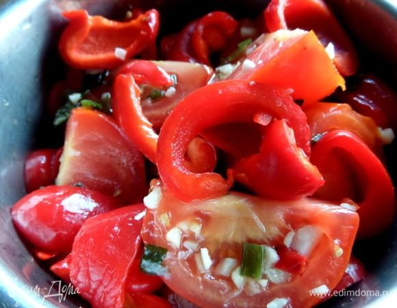 Когда помидоры дадут сок, можно перемешать или встряхнуть осторожно.