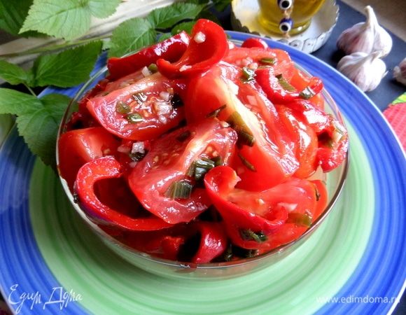 Вынимаем дольки овощей и переносим в посуду для подачи.