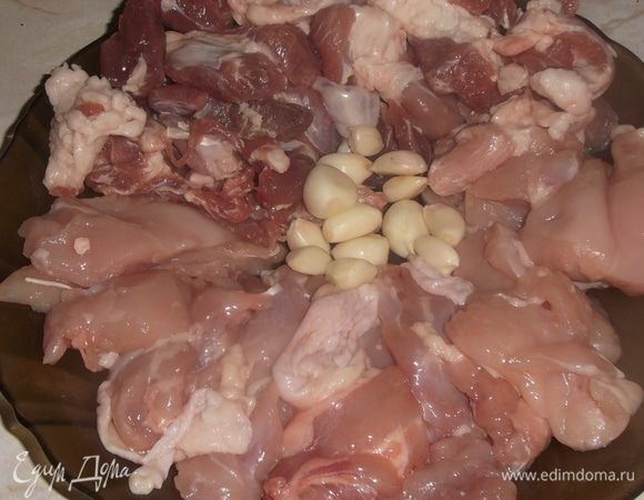 Подготовить продукты. Курицу разобрать от костей на филе. Нарезать свинину, почистить чеснок.