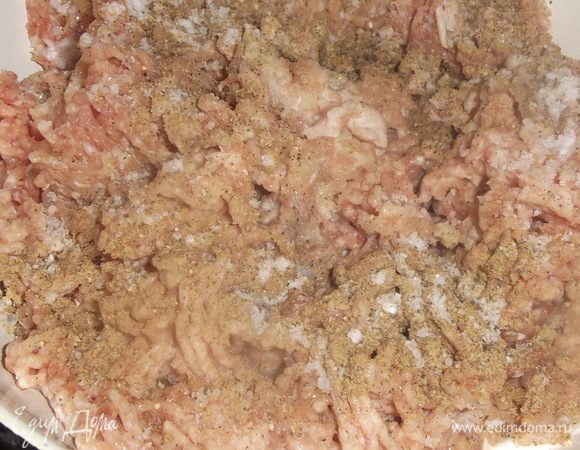 Добавить соль, перец, молоко.