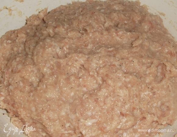 Фарш хорошо выбить и перемешать. Дать отдохнуть. За это время почистить картофель.